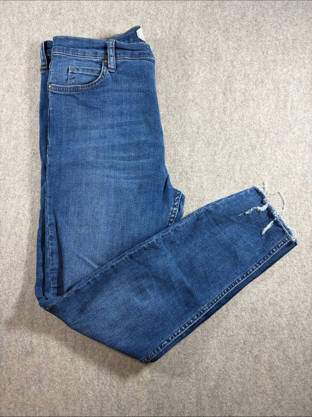 Free People We The Free Distressed Skinny Jeans Busted Knee 31 EUC Raw Hem